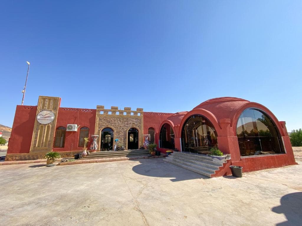 2-Day White Desert & Bahariya Oasis Tour with B&W Sky Camp Stay